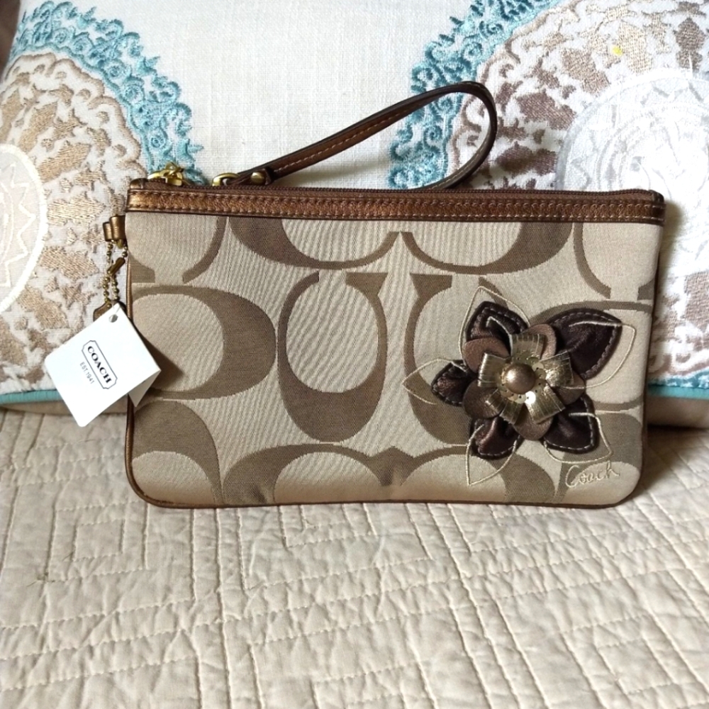 NWT Coach Signature Logo Tan Canvas & Leather Wristlet with 3D Applique Flower